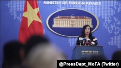 Người phát ngôn Bộ Ngoại giao Việt Nam Lê Thị Thu Hằng trong một buổi họp báo.