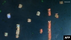 Ảnh vệ tinh của Maxar Technologies chụp hôm 23/3/2021 co thấy các tàu Trung Quốc neo đậu ở đá Ba Đầu.