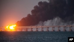 Lửa và khói bốc lên từ Cầu Crimean nối đất liền Nga và bán đảo Crimea qua eo biển Kerch, ở thị trấn Kerch của Crimea, hôm 8/10/2022