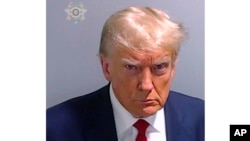 Ảnh chân dung phạm nhân của ông Trump liên quan đến vụ án về bầu cử ở bang Georgia.