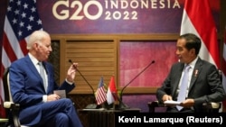Tổng thống Indonesia Joko Widodo (phải) gặp Tổng thống Hoa Kỳ Joe Biden tại hội nghị thượng đỉnh G20 ở Bali vào ngày 14/11/2022. Ông Widodo cam kết Indonesia sẽ sử dụng quá trình chuyển đổi năng lượng để tạo ra một nền kinh tế xanh và thúc đẩy phát triển bền vững.