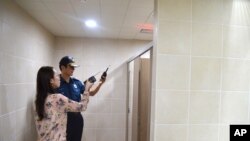 جنوبی کوریا میں مرد پیراکوں کی طرف سے خواتین سوئمرز کی خفیہ کیمروں سے وڈیو بنانے کے اسکینڈل کے بعد پولیس آفیسر ز تحقیقات کر رہے ہیں (اے پی فائل)
