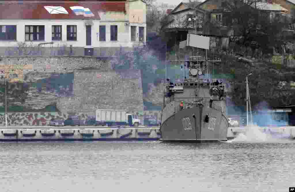 Hải quân Ukraina chuẩn bị chiến hạm chống tàu ngầm &#39;Ternopil&#39; tại cảng Sevastopol, Crimea, ngày 2/3/2014.