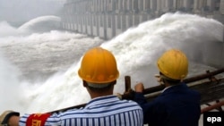 Trung Quốc từng bị lên án là không xả đủ lượng nước từ các đập thượng nguồn, gây khó khăn kinh tế cho các cộng đồng cư dân hạ nguồn sông Mekong.