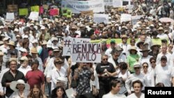 میکسیکو سٹی میں صدر لوپیز کے خلاف ایک بڑا مظاہرہ۔ مظاہرین نے صدر کے خلاف نعرے لگاتے ہوئے ان سے استعفے کا مطالبہ کیا۔ 5 مئی 2019