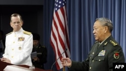 Tướng Trần Bỉnh Đức, Tham mưu trưởng Quân đội Giải phóng Nhân dân Trung Quốc (phải), và Đô đốc Mike Mullen, Chủ tịch ban tham mưu liên quân Hoa Kỳ (trái) trong cuộc họp báo tại Ngũ Giác Ðài, ngày 18/5/2011