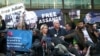 Kristinn Hrafnsson, tổng biên tập của Wikileaks, và luật sư Jennifer Robinson phát biểu trước báo giới bên ngoài tòa án sau khi người sáng lập WikiLeaks Julian Assange bị bắt giữ ở London, Britain, ngày 11 tháng 4, 2019. 
