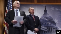 Thượng nghị sĩ John McCain từ tiểu bang Arizona cùng một đồng nghiệp khác là Lindsey Graham trong một sự kiện ở Quốc hội Mỹ hôm 21/1.