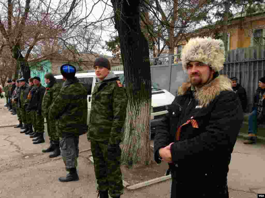 Các đơn vị tự vệ thân Nga tại khu vực Crimea, Ukraina, ngày 2/3/2014. (Elizabeth Arrott / VOA).