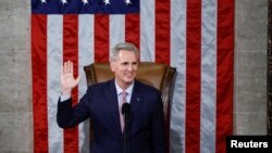 Sau 14 cuộc biểu quyết thất bại, Dân biểu Kevin McCarthy thuộc Đảng Cộng hòa cuối cùng được bầu làm chủ tịch tiếp theo của Hạ viện Hoa Kỳ tại Điện Capitol trụ sở Quốc hội Hoa Kỳ ở Washington, ngày 7 tháng 1 năm 2023. 