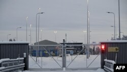 Những cánh cổng đóng kín tại trạm biên giới quốc tế Raja-Jooseppi trước giờ mở cửa ở Inari, miền bắc Phần Lan vào ngày 24 tháng 11 năm 2023.