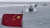 Ảnh chụp ngày 20/7/2012 cho thấy đoàn tàu đánh cá của Trung Quốc gần Bãi đá Vĩnh Thử thuộc quần đảo Trường Sa. Ði kèm với đoàn tàu cá là tàu hộ tống có trọng tải 3.000 tấn, và một tàu làm công tác bảo vệ.