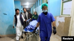 حملے میں ہلاک ہونے والی خاتون صحافی کو اسپتال منتقل کیا جا رہا ہے۔ 2 مارچ 2021
