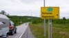 Một bảng chỉ đường có tên 'Kirkenes' bằng tiếng Na Uy và tiếng Nga tại Kirkenes, Na Uy ngày 6/7/2023. Ngày 23/5/2024, Na Uy tuyên bố sẽ đóng cửa biên giới đối với du khách Nga.