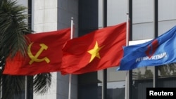 Cờ đảng, quốc kỳ và cờ của tập đoàn PetroVietnam trước trụ sở ở Hà Nội, ngày 11/01/2016. 