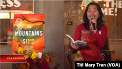 Tiểu thuyết Sơn Ca và tác giả Nguyễn Phan Quế Mai trong buổi ra mắt sách ở Little Saigon, California