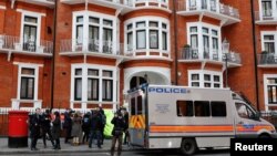 لندن میں واقع ایکواڈور کے سفارت خانے کے باہر برطانوی پولیس کے اہلکار موجود ہیں۔