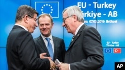 Thủ tướng Thổ Nhĩ Kỳ Ahmet Davutoglu (trái), Chủ tịch Ủy ban châu Âu Jean-Claude Juncker (phải) và Chủ tịch Hội đồng châu Âu Donald Tusk sau một cuộc họp báo tại hội nghị thượng đỉnh EU tại Brussels, Bỉ, ngày 8/3/2016.