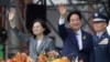 Tân Tổng thống Đài Loan Lại Thanh Đức (phải) và cựu Tổng thống Thái Anh Văn vẫy tay trong lễ nhậm chức của ông Lại ở Đài Bắc, Đài Loan, vào ngày 20/5/2024.