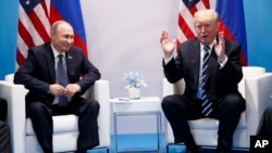ông Trump nói trên Twitter rằng ông và Tổng thống Nga Vladimir Putin (trái) đã thảo luận hôm 7/7/2017 về việc thành lập một "đơn vị an ninh mạng an toàn không thể bị xâm nhập."