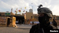 عراقی سیکیورٹی فورسز امریکی سفارتخانے کے سامنے