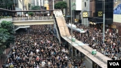 Cuộc tuần hành của người Hong Kong hôm 21/7.