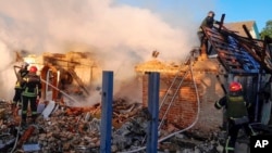 Anh do Cơ quan Khẩn cấp Ukraine cung cấp cho thấy lực lượng cứu hộ làm việc tại một tòa nhà bị hư hại sau cuộc tấn công bằng tên lửa của Nga ở vùng Kyiv, Ukraine, vào ngày 8/5/2024.