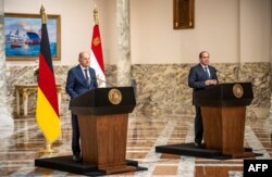 مصر کے صدر عبدالفتح السیسی اور جرمنی کے چانسلر اولف شولز قاہرہ میں ایک پریس کانفرنس سے خطاب کررہے ہیں۔ 18 اکتوبر 2023