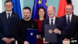 Thủ tướng Đức Olaf Scholz (thứ 3) và Tổng thống Ukraine Volodymyr Zelenskiy (thứ 2) ký kết thỏa thuận song phương về cam kết an ninh và hỗ trợ lâu dài ngày 16/2/2024. Chính phủ Đức hôm 31/5 nói Ukraine có thể sử dụng vũ khí do Đức cung cấp để chống lại các cuộc tấn công của Nga.