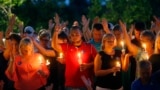 Người dân thắp nến cầu nguyện cho các sĩ quan cảnh sát bị bắn chết tại Baton Rouge, ngày 18/7/2016.