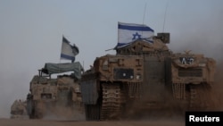 اسرائیلی بکتر بند گاڑیاں 29 مئی 2024 کو جنوبی اسرائیل میں غزہ کی سرحد کے نزدیک۔ فوٹو رائٹرز