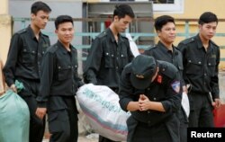 Một cảnh sát cám ơn người dân Đồng Tâm khi được trả tự do, 22 tháng Tư, 2017.