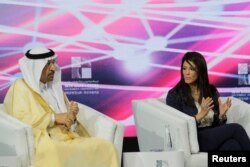 ریاض میں چین عرب بزنس کانفرنس میں مصر کی وزیر برائے بین الاقوامی تعلقات رانیا المشاط سعودی عرب کے وزیرِ سرمایہ کاری خالد الفالح سے محو گفتگو ہیں۔