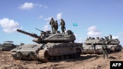 Ảnh tài liệu này do quân đội Israel công bố vào ngày 10/5/2024 cho thấy các binh sĩ Israel đứng trên xe tăng chiến đấu chủ lực thuộc Lữ đoàn Givati hoạt động ở phía đông Rafah ở phía nam Dải Gaza. Xe tăng của Israel được nhìn thấy đã tiến vào trung tâm Rafah hôm 28/5/2024.