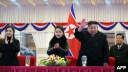 Ảnh chụp ngày 31/12/2023 do Cơ quan Thông tấn Trung ương Triều Tiên (KCNA) đăng ngày 1/1/2024 cho thấy nhà lãnh đạo Triều Tiên Kim Jong Un (thứ 2, phải) đang xem biểu diễn mừng năm mới cùng với con gái Ju Ae (giữa) và vợ Ri Sol Ju (trái) tại sân vận động ở Bình Nhưỡng.