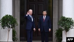 Tổng thống Mỹ Joe Biden chào đón Chủ tịch Trung Quốc Tập Cận Bình trước cuộc họp các nhà lãnh đạo hội nghị thượng đỉnh Hợp tác Kinh tế Châu Á-Thái Bình Dương (APEC) ở Woodside, California, ngày 15/11/2023.