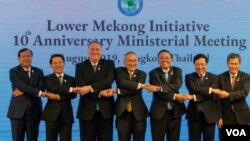 Ngoại trưởng Hoa Kỳ Mike Pompeo (thứ ba từ trái) cùng ngoại trưởng các nước ở khu vực sông Mekong tại Hội nghị cấp Bộ trưởng ở Bangkok, Thái Lan hôm 1/8/2019 trong dịp kỷ niệm 10 năm Sáng kiến Hạ lưu sông Mekong. (nguồn: US Embassy in Vietnam) 