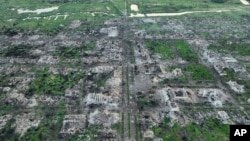 TƯ LIỆU - Các tòa nhà dân cư bị san bằng và các hố đạn pháo được nhìn thấy trên không thị trấn Maryinka, một thành phố ở miền đông, ở vùng Donetsk, Ukraine, ngày 11 tháng 5 năm 2023.