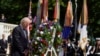 صدر بائیڈن آرلنگٹن کے قومی قبرستان میں یادگار پر پھولوں کی چادر چڑھا رہے ہیں۔ 31 مئی 2021