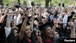 Sinh viên tốt nghiệp trường Luật Harvard reo hò khi nhận bằng tại lễ tốt nghiệp lần thứ 364 ở Cambridge, Massachusetts 28/5/2015.