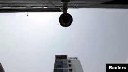 Camera theo dõi trước trụ sở cũ của Google tại Bắc Kinh. Tin tặc Trung Quốc bị cáo buộc xâm nhập Google và các cơ quan chính phủ Mỹ cũng như các nhà bất đồng chính kiến Trung Quốc.