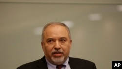 BTQP Israel Avigdor Lieberman phát biểu tại quốc hội, Ihôm 14/11, chống lệnh ngưng bắn trên dải Gaza (AP)