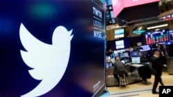 نیویارک اسٹاک ایکسچینج میں ٹوئٹر کا 'لوگو'۔ خدشہ ظاہر کیا جارہا ہے کہ اتنی بڑی تعداد میں اکاؤنٹس کی بندش کی خبروں سے ٹوئٹر کے حصص کی قیمتیں گریں گی۔