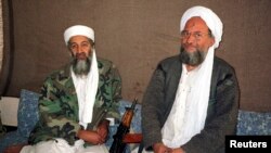 اُسامہ بن لادن القاعدہ رہنما ایمن الظواہری کے ہمراہ (فائل فوٹو)