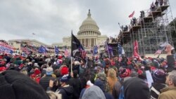 کانگرس کی عمارت کے باہر مظاہرین کا ہجوم۔ 6 جنوری 2021
