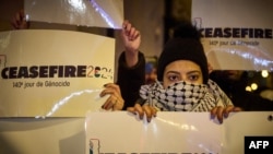 Một người biểu tình tại Paris, Pháp, ngày 23/2/2024 kêu gọi ngừng bắn tại Dải Gaza.