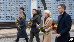 (Từ phải-trái) Thủ tướng Bỉ Alexander De Croo, Chủ tịch Ủy ban EU Ursula von der Leyen, Tổng thống Ukraine Volodymyr Zelenskyy, Thủ tướng Ý Giorgia Meloni, và Thủ tướng Canada Justin Trudeau đặt hoa tại Bức tường tưởng niệm những người lính Ukraine thiệt mạng, ở Kyiv hôm 24/2.