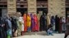 پاکستان میں غربت کی شرح میں پانچ فی صد اضافہ؛ ’اب صرف باتوں سے کام نہیں چلے گا‘ 