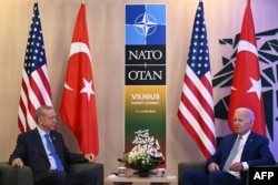 صدر بائیڈن اور ترک صدر ایردوان، نیٹو سربراہ کانفرنس کے موقعے پر۔ فوٹو اے ایف پی۔جولائی11, 2023.