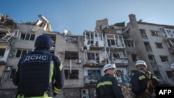 یوکرین کے ایک مشرقی قصے پوکروسک میں رہائشی عمارتوں پر روسی میزائل حملوں سے سات افراد ہلاک اور درجنوں زخمی ہوئے۔ امدادی کارکن لوگوں کی مدد کر رہے ہیں۔ 8 اگست 2023